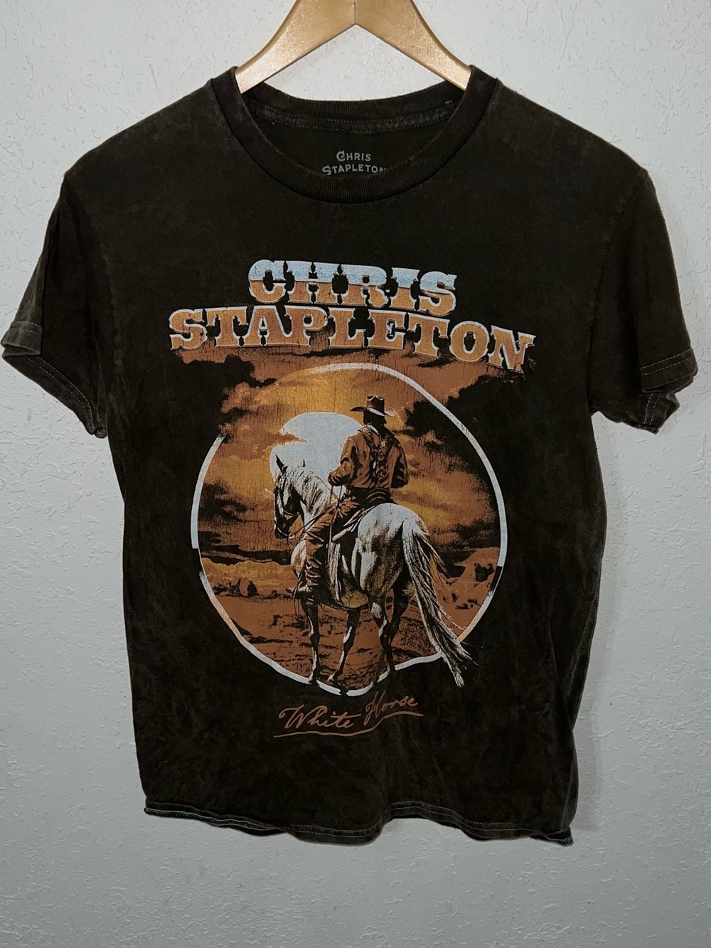 CHRIS STAPLETON
White Horse Graphic Brown Stone Wash T-shirt Size Small.